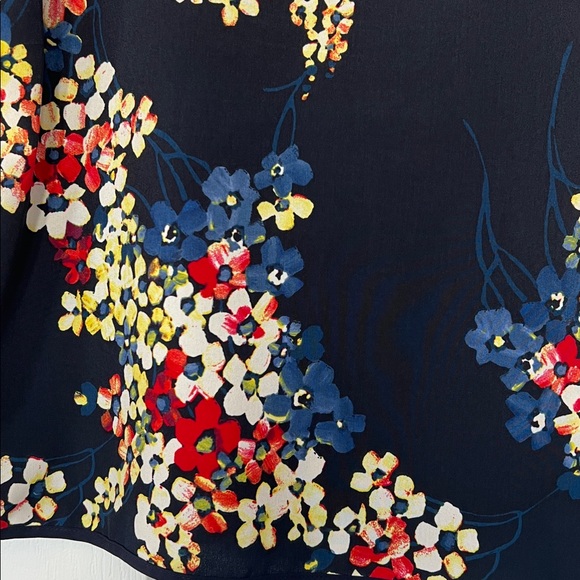 4/$20 Tommy Hilfiger Navy Floral Sleeveless Blouse - Picture 4 of 4